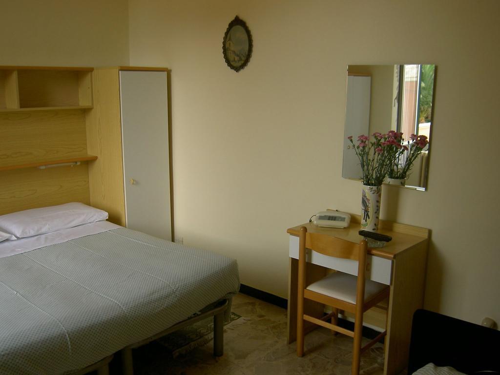 Albergo Kristina بورديغيرا الغرفة الصورة