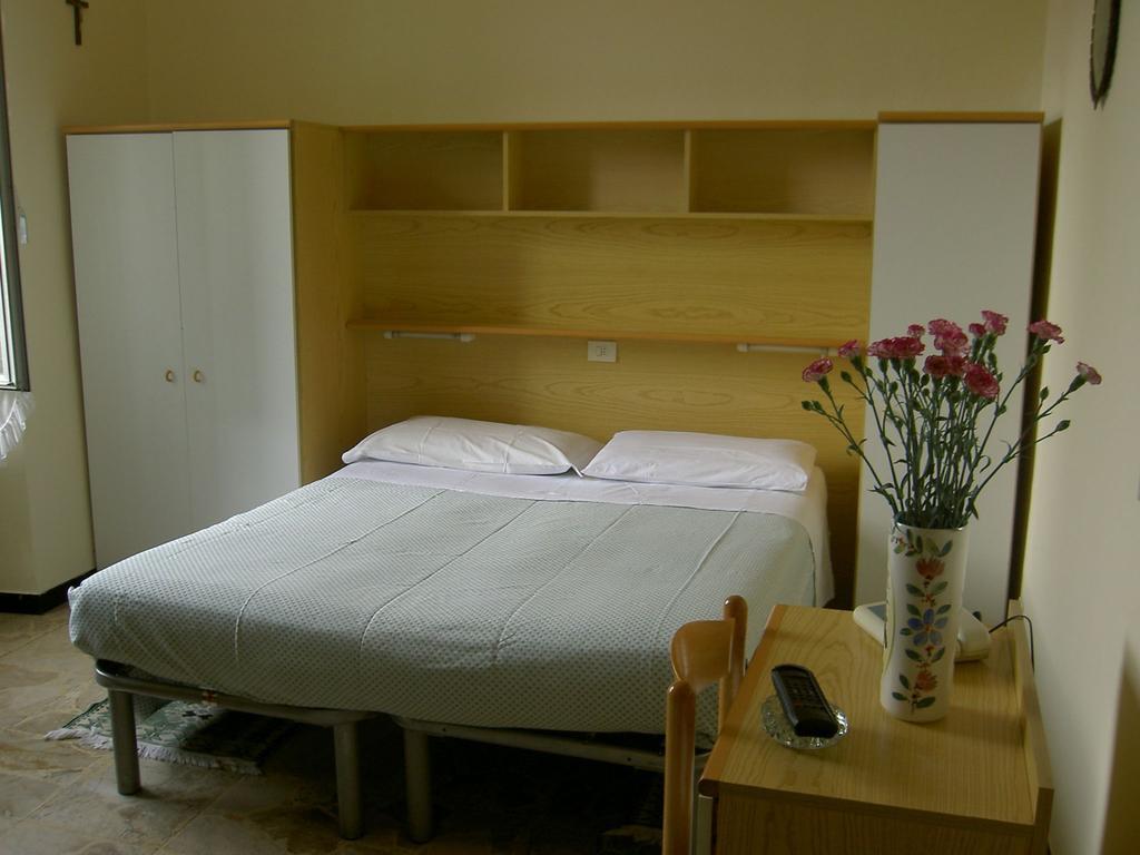 Albergo Kristina بورديغيرا الغرفة الصورة