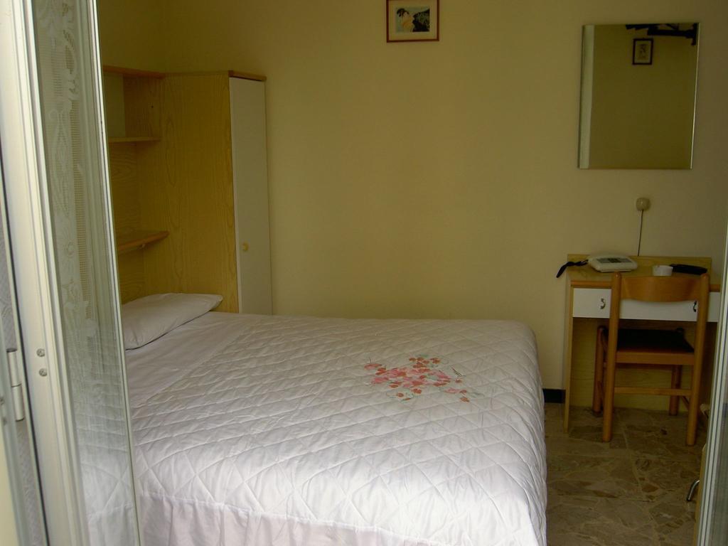 Albergo Kristina بورديغيرا الغرفة الصورة