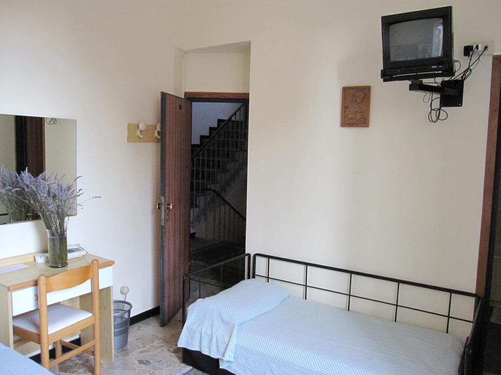 Albergo Kristina بورديغيرا الغرفة الصورة