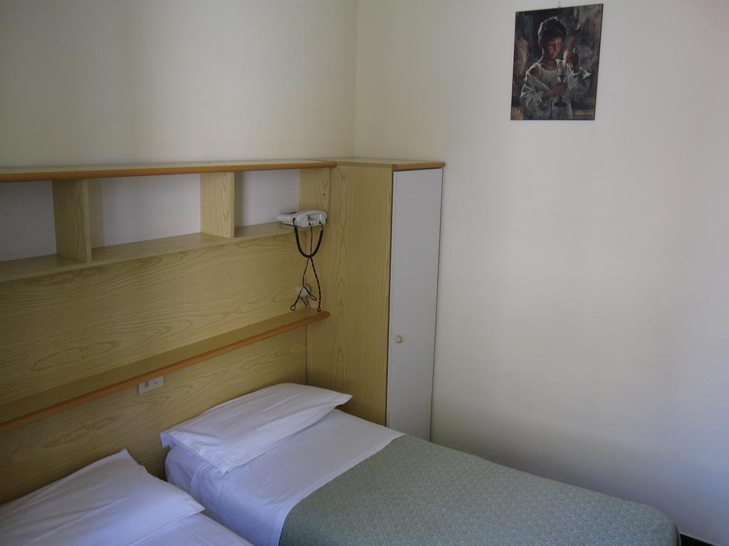 Albergo Kristina بورديغيرا الغرفة الصورة
